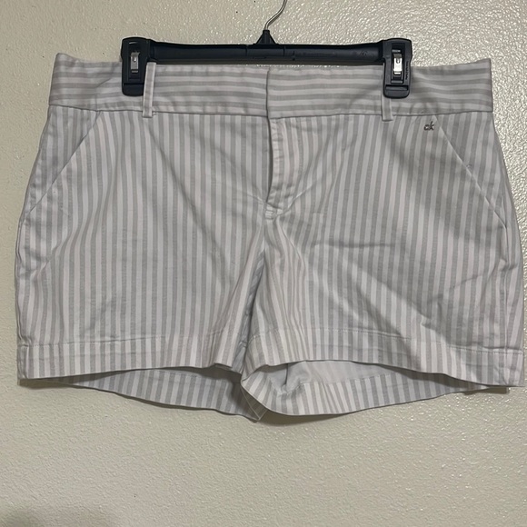 Ladies short - Picture 1 of 2